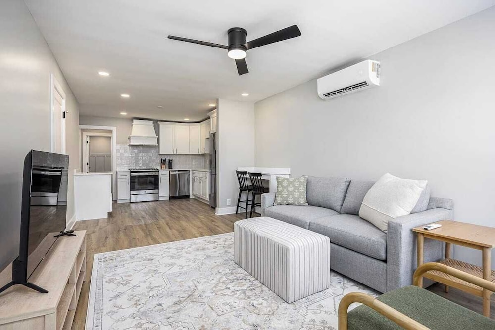 The Nomad 48-person Hillsboro Village Retreat Studio & 1BR Spaces