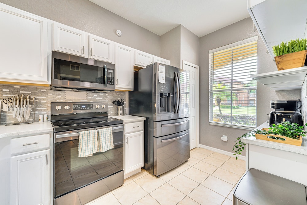9 Mi to Wdw: Townhouse w/ Balcony in Davenport!