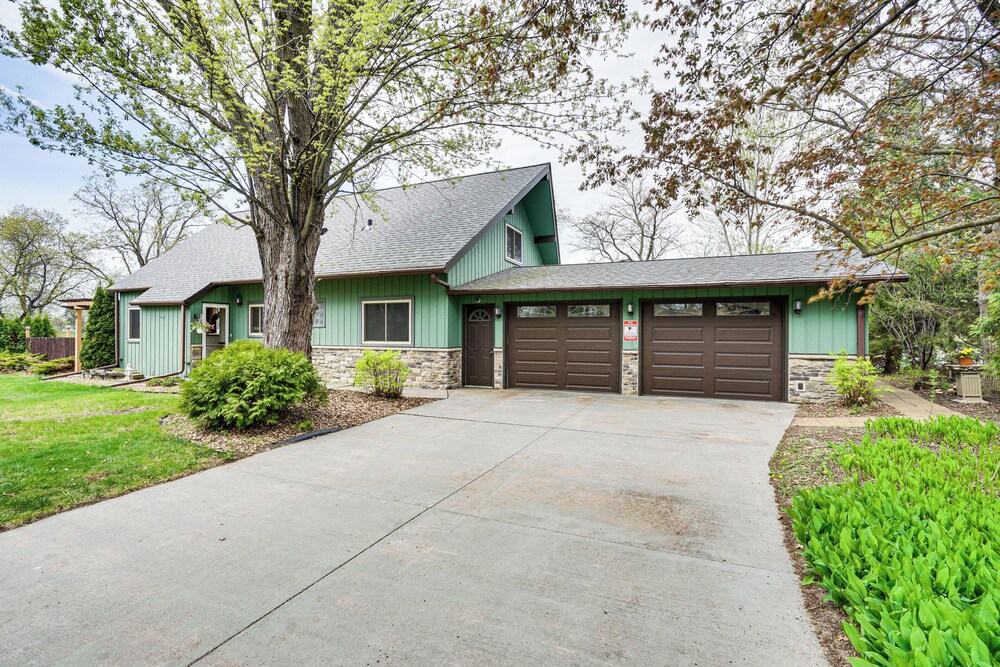'love Lake Retreat w/ Hot Tub in New Richmond!
