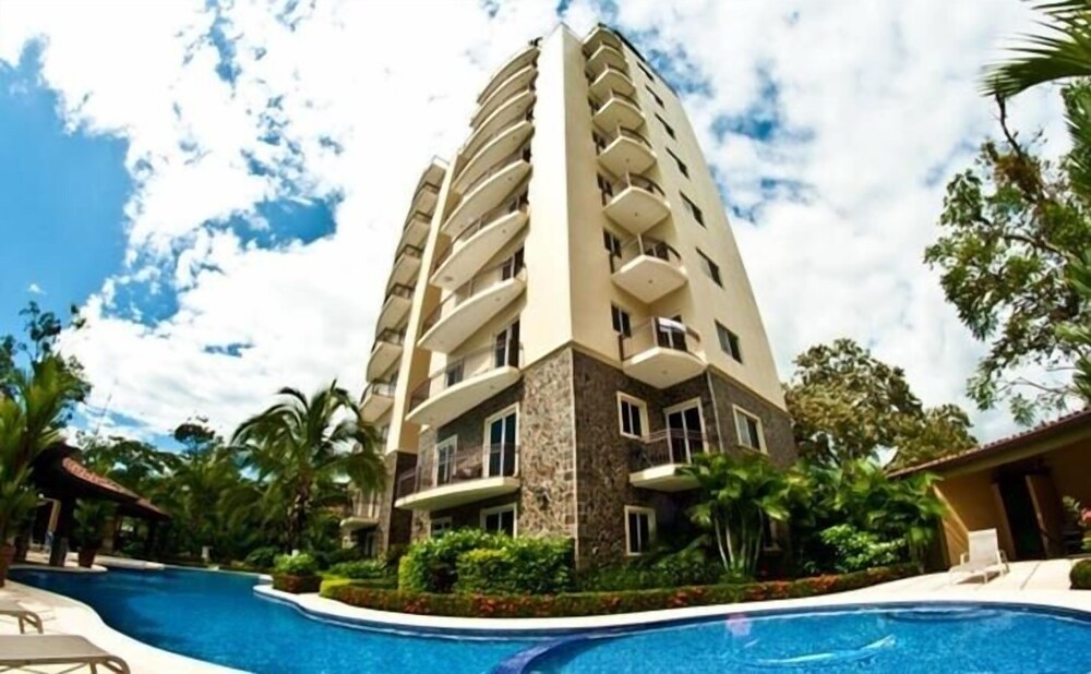 La Torre: Poolside Condo with Scenic Views