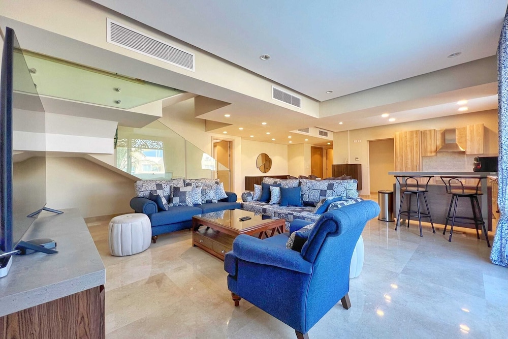 Xuru Stays I Homestyle 3BR Penthouse Pool & Beach View