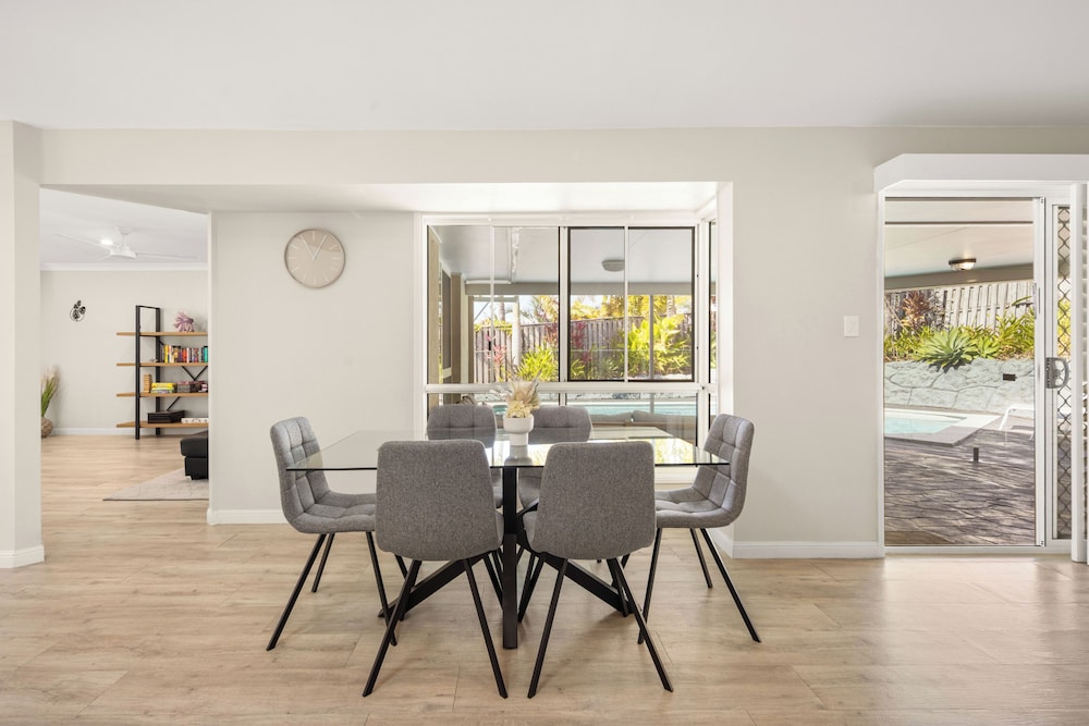 Spacious Family Home Wifi and Salt Pool