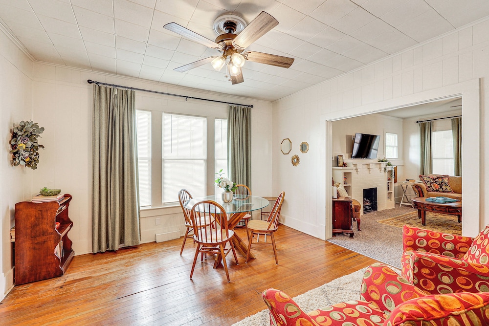 < 1 Mi to Historic Dtwn Texarkana: Charming Home!