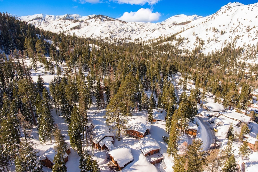 Explorer by Avantstay Close to Slopes Game Room Guest Suite