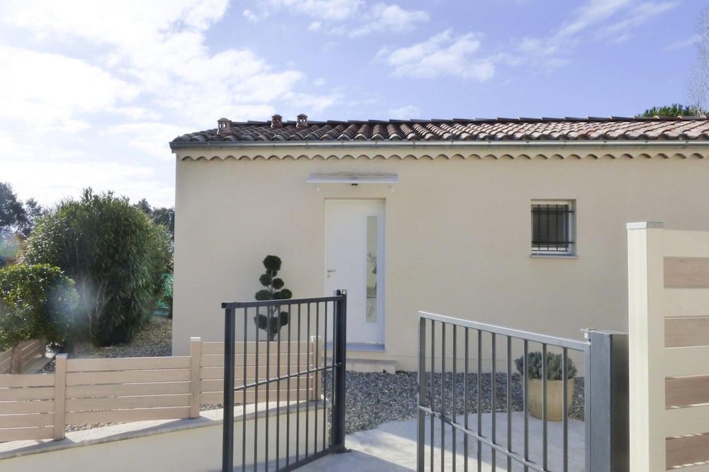 Nice Holiday Home With Private Terrace, Arpaillargues-et-aureillac