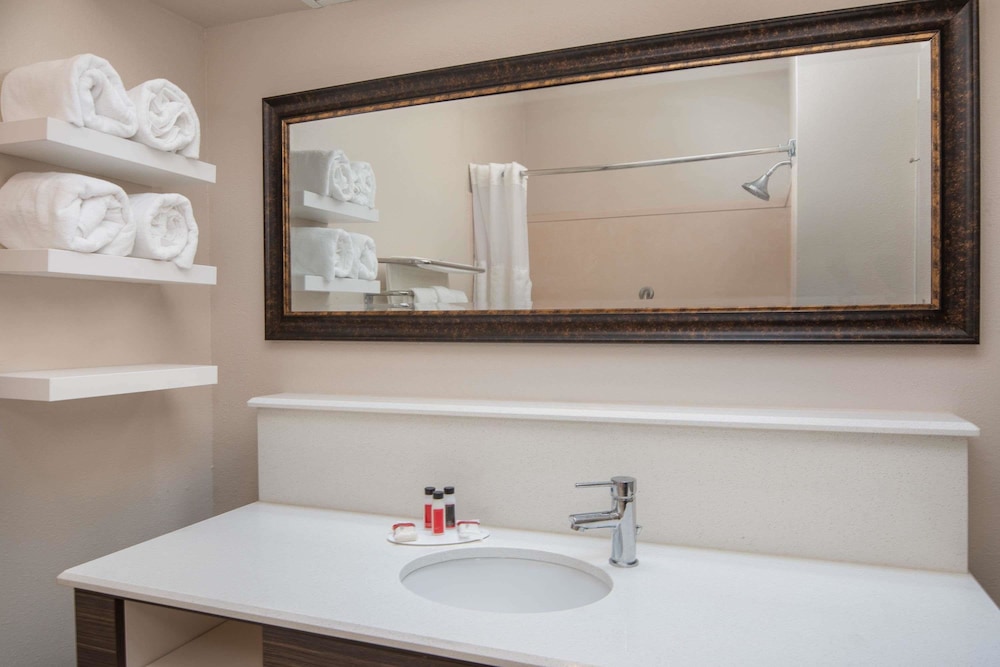 Laurel Vacations - Baymont by Wyndham Laurel - Property Image 12