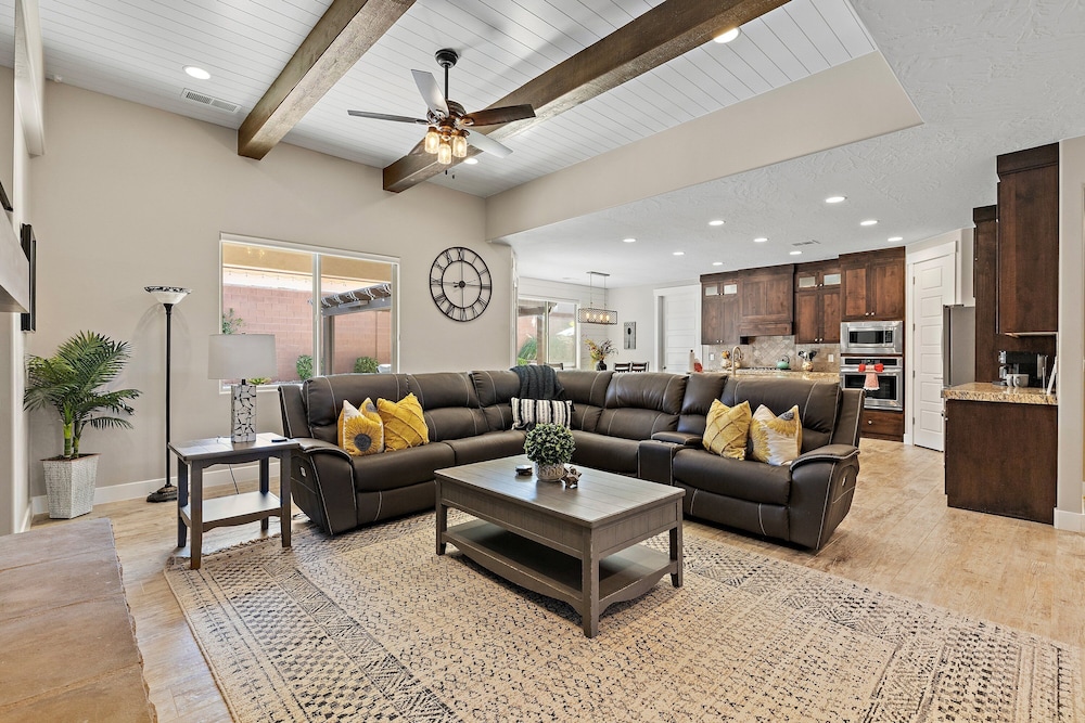 Hurricane Falls Pool, Hot Tub Plus Dog Friendly! 4 Bedroom Home
