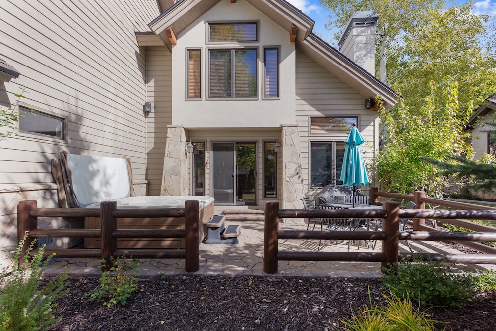 Deer Lake Village at Deer Valley Resort - Three Bedroom Condo with Loft and Hot Tub #2473 3 Condo