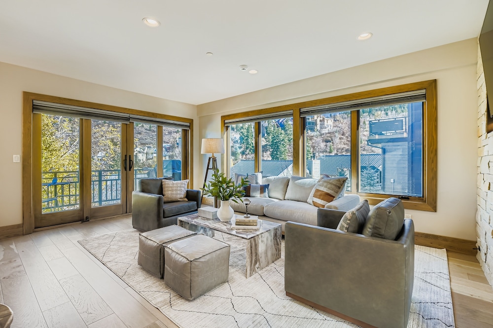 King Road Luxury Lodge, Private Hottub, Game Room, Media Room 45 4 Bedroom Home