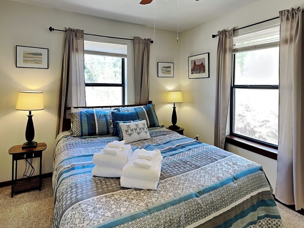 Knotty Pines Cabin by Ruidoso Vacation Rentals