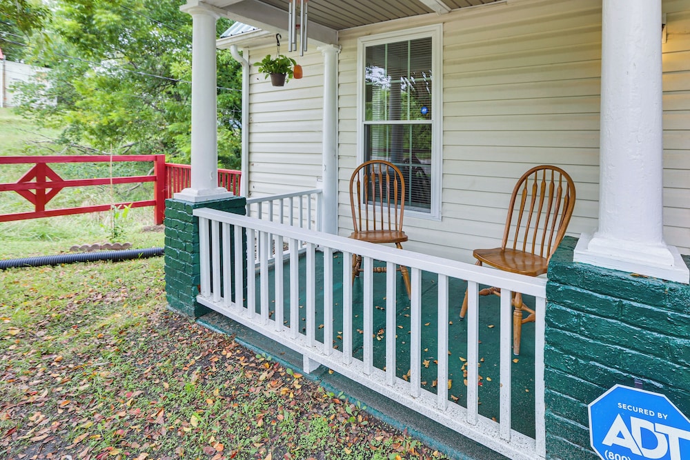 Farmhouse on 1 Acre Near Historic Dtwn Danville