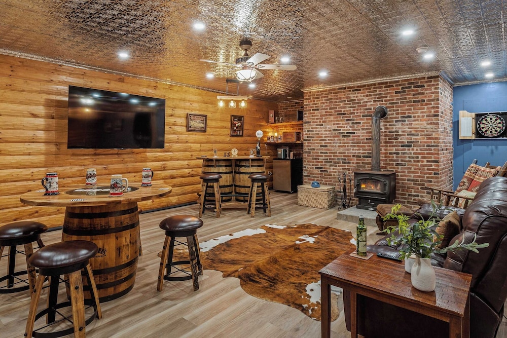 Bigwood Cabin Retreat Hot Tub, Game Room, Firepit Lounge & Private Yard