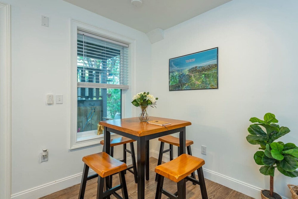 Pet Friendly Studio Near Biltmore w Espresso bar