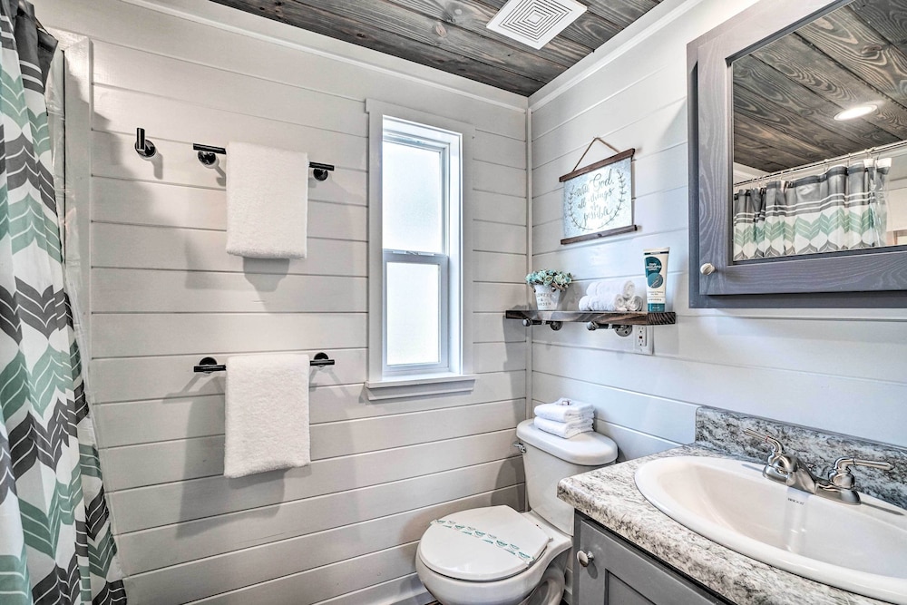 Splendid Tiny Home With Fire Pit ~ 2 Mi to Lake! view 3