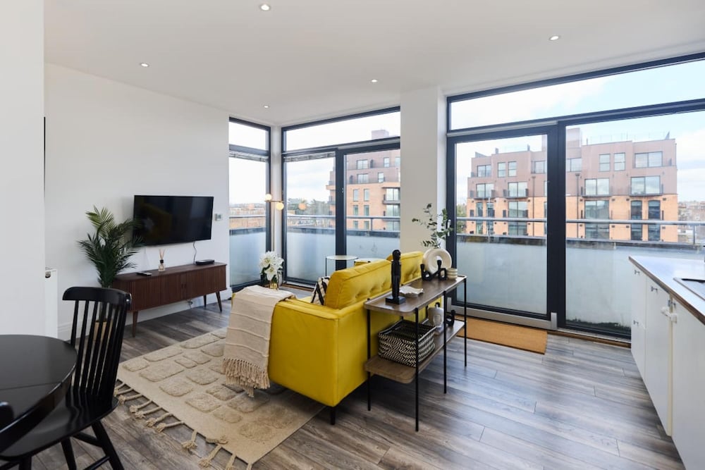 The Harlesden Hideaway - Lovely 2bdr Flat With Balcony