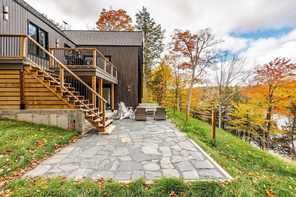 Valhalla - Scandinavian Style Chalet Directly on the Lake With Upscale Amenities and Private hot tub