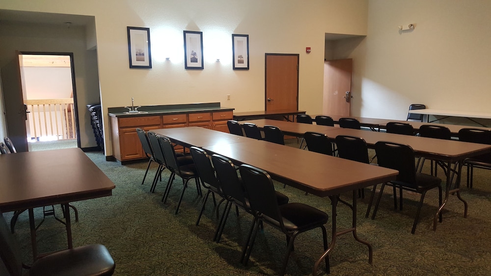 Garden City Vacations - AmericInn by Wyndham Garden City - Property Image 7