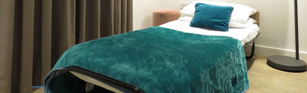Tudors eSuites Coventry Townhouse Private Garden Free Parking view 5