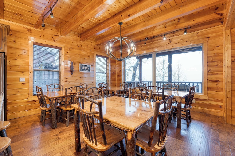 56-guest Retreat Panoramic Views, Hot Tubs, Game Room & Theater Seasonal Outdoor Pool Near Dollywood, Gatlinburg