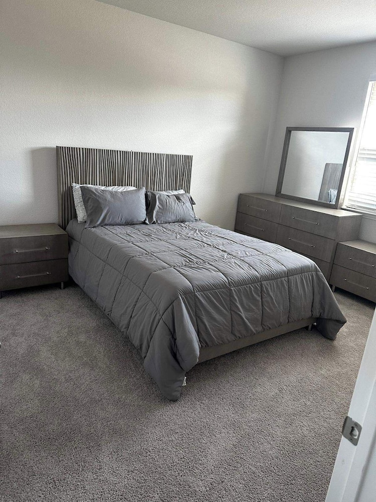 Spacious 2Br w/ Fireplace - Sleeps 4 - Bbq - Lake