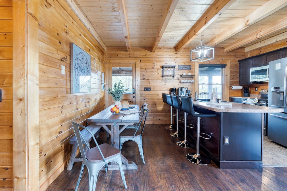 Mountains are Calling by Avantstay Sleeps 8 Hot Tub + Game Loft Located in Douglas Lake Resort