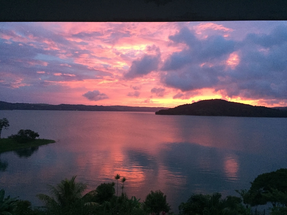BlueBay Bugenvil Lake Lodge