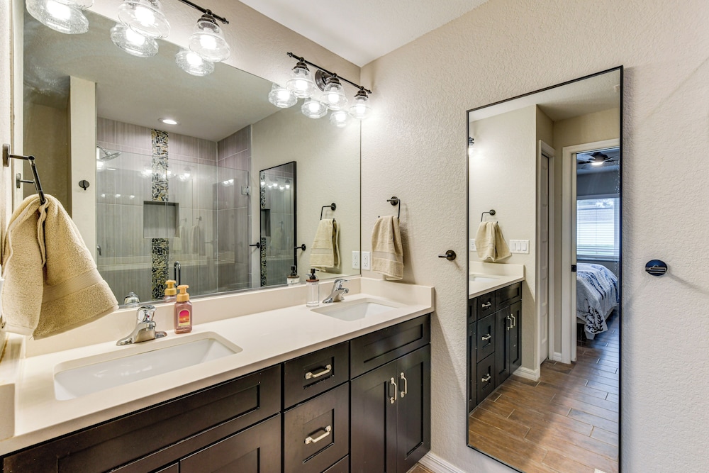 3 Mi to Public Beach: Port Charlotte Getaway!