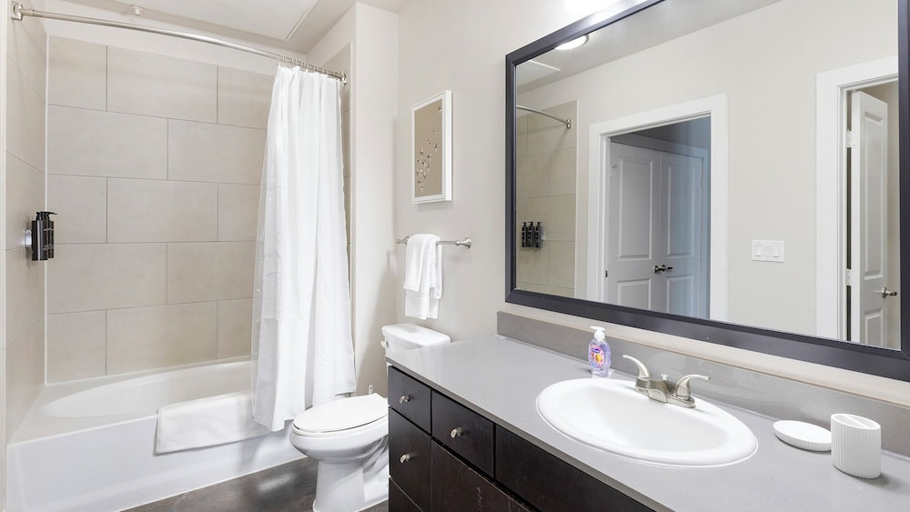 Landing Beautiful 1bd, Courtyard, Clubhouse