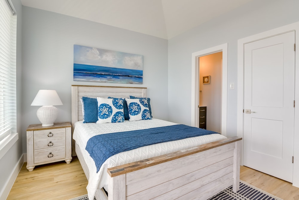Steps to Beach: Vibrant House in Galveston!
