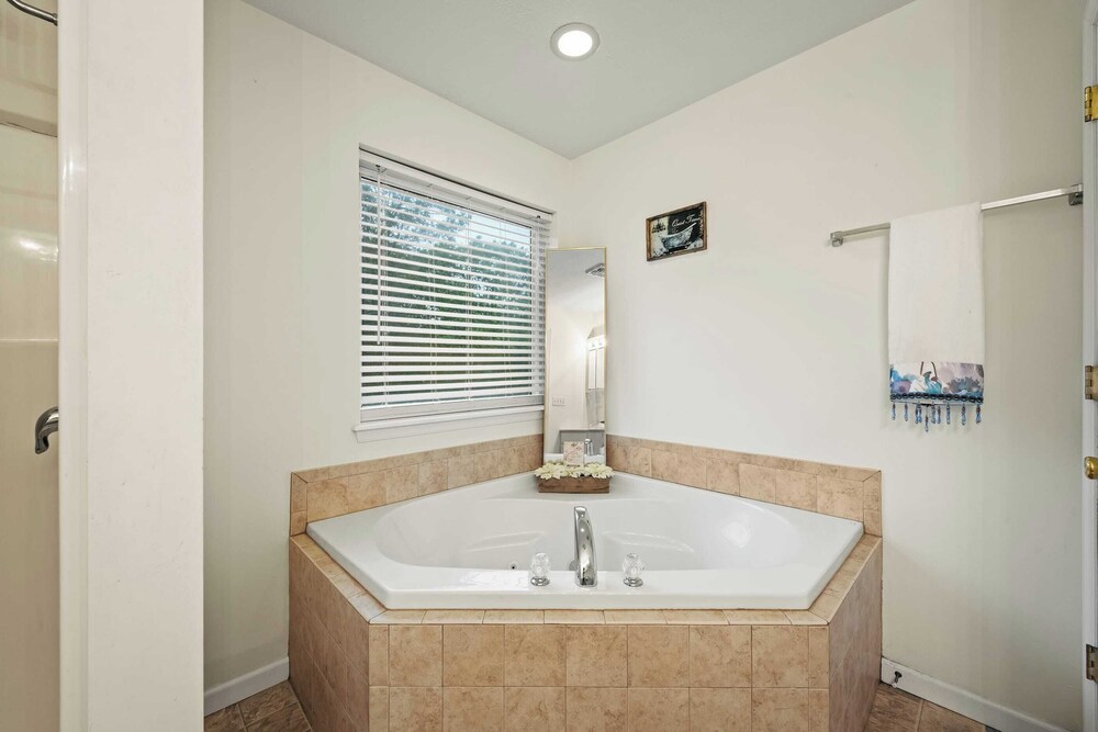 Birch Hollow by Avantstay Cozy Poconos Home w/ Fireplace, Soaking Tub & Kids Play Area