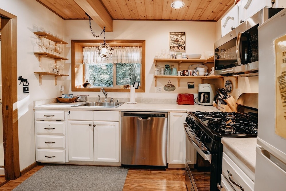 04sl- Hot Tub - Bbq - Pets Ok - Sleeps 5 1 Bedroom Home by RedAwning