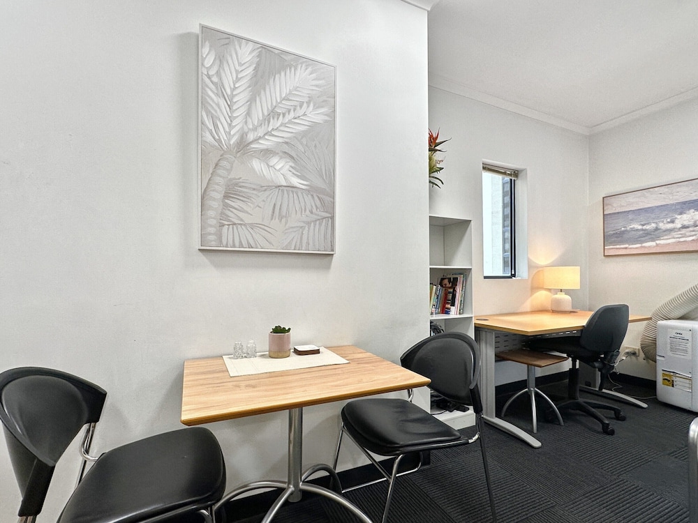Brisbane Apt Near Dining, Shops and River Walks
