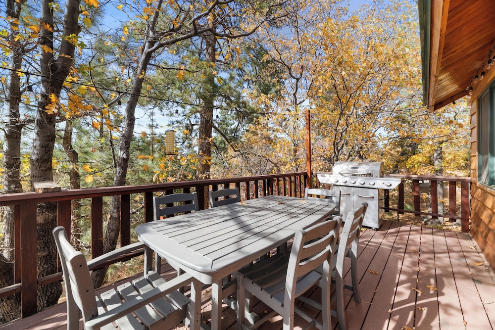 A Woodsy Mountain Retreat