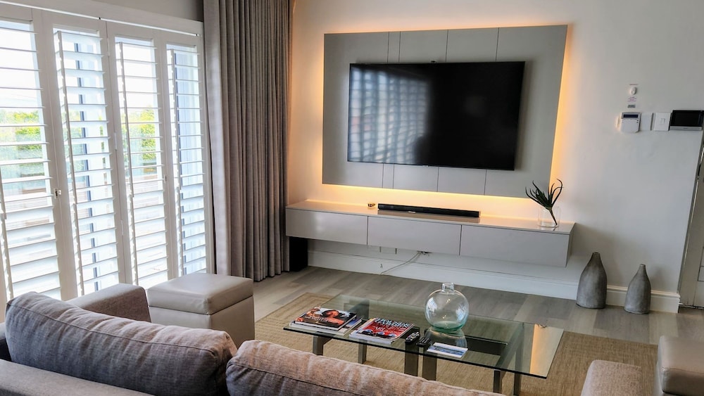 Peaceful Apartment in Camps Bay Sapphire Tide Suite