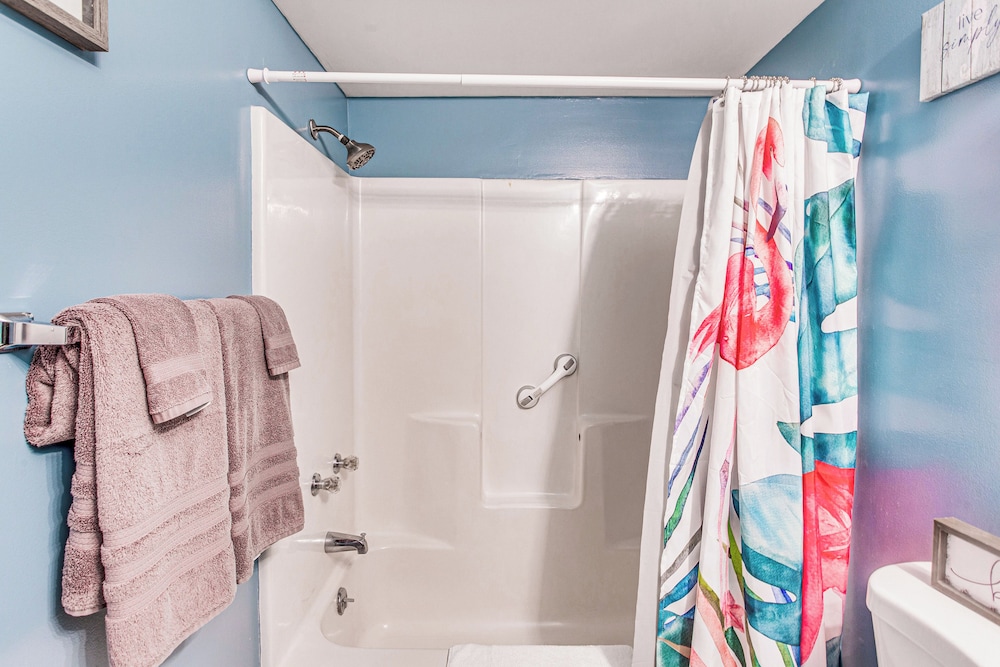 Walk to Ocean: Condo w/ 2 Pools in Myrtle Beach