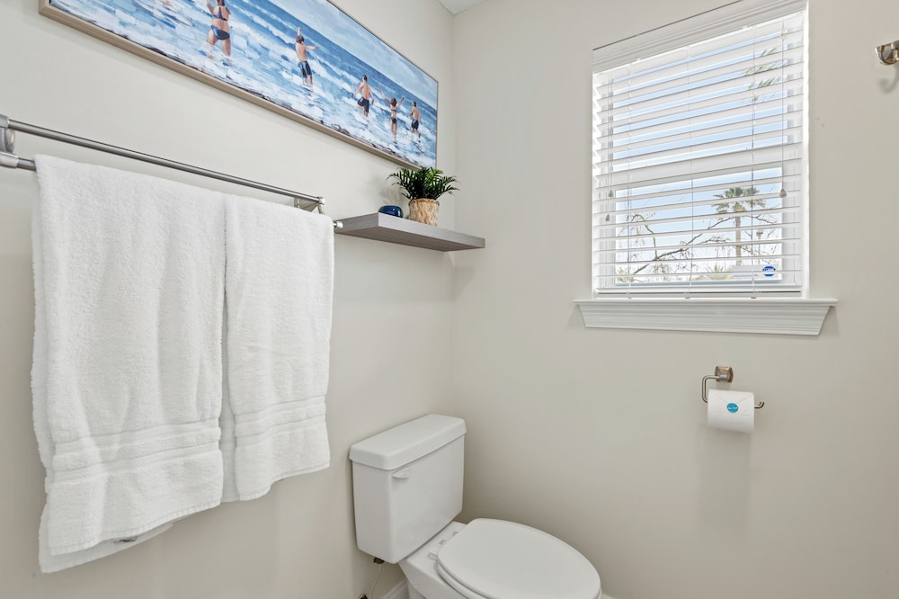 Escape to Sand Dollar Holler: Coastal Retreat, 3 Beds, 2.5 Baths, Sleeps 10!