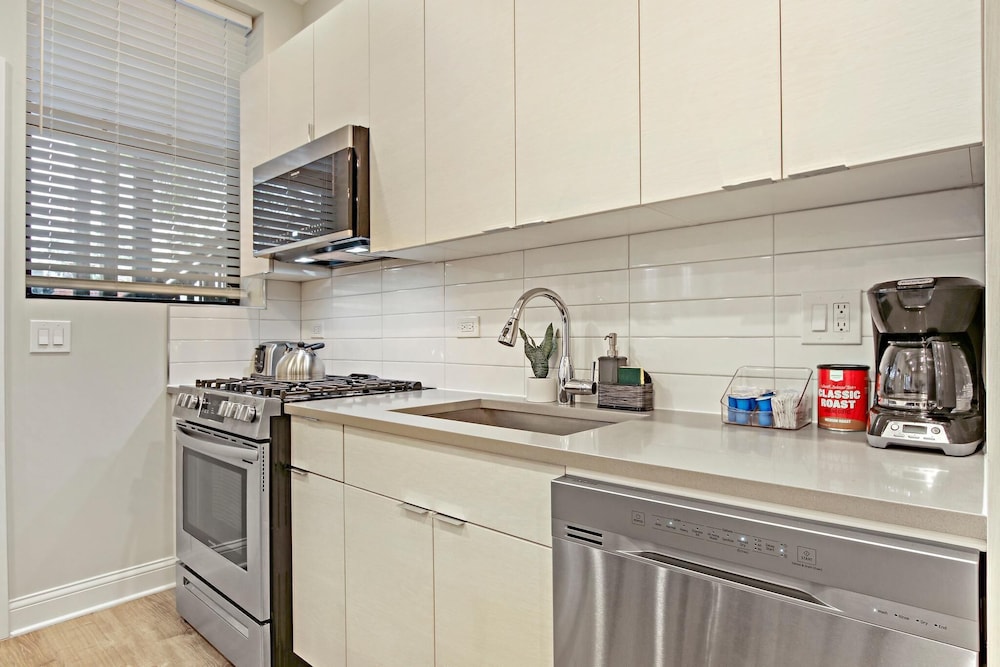 Prime 3BR Apt - Lawndale rep - Image 4