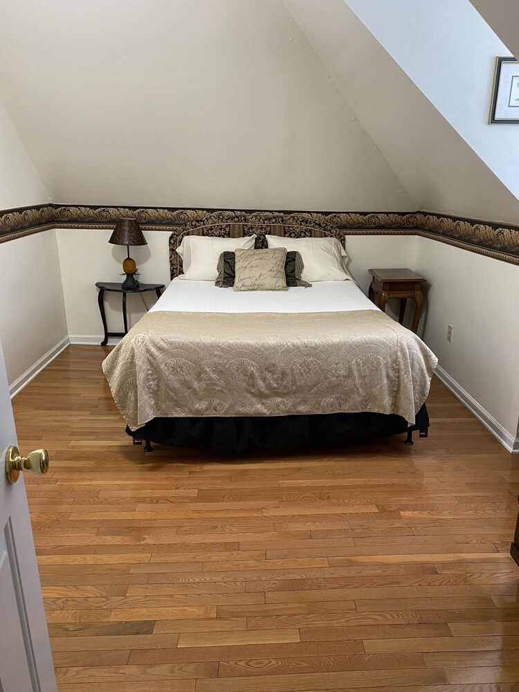 Carriage Lane Inn