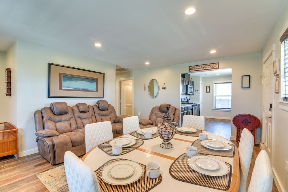 Galveston Vacation Home: 2 Mi to Galveston Beach!