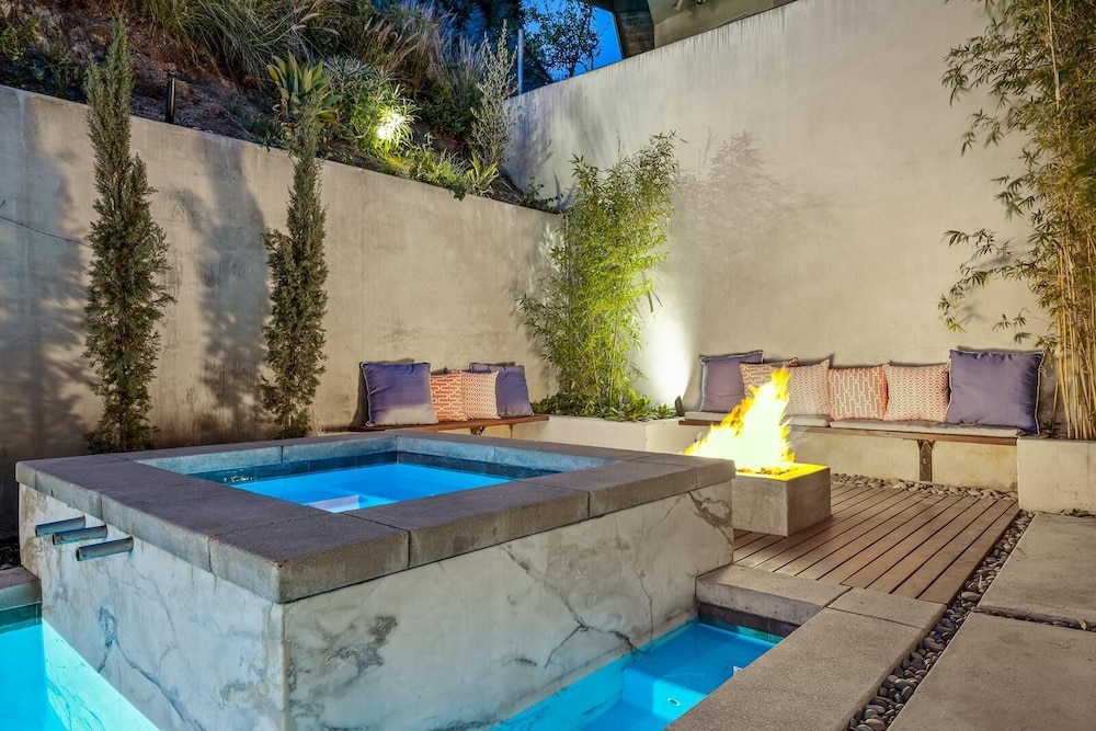 Belle Horizon - Modern Villa With Expansive Balcony and Views