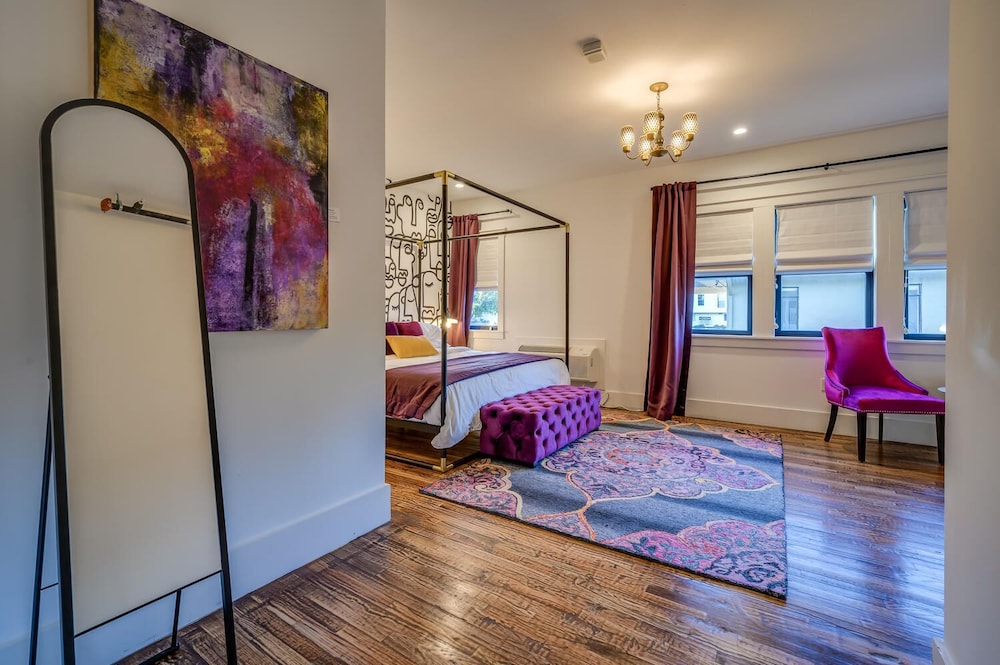 7 Private Suites Sleeps 25 Walkable to DT! view 3