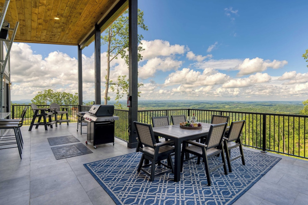 Luxury Group Retreat w/ Indoor Pool, Arcade & 56-mile Views Grand Vista Retreat