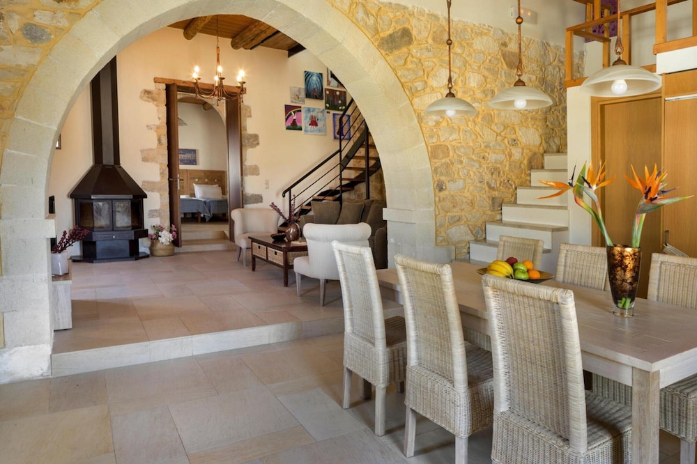 Cozy Holiday Home With Pool and Whirlpool in Maheri