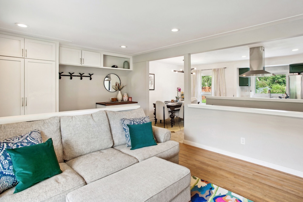 Charming & Bright Crystal Home Rental: Fire Table!, photo 17