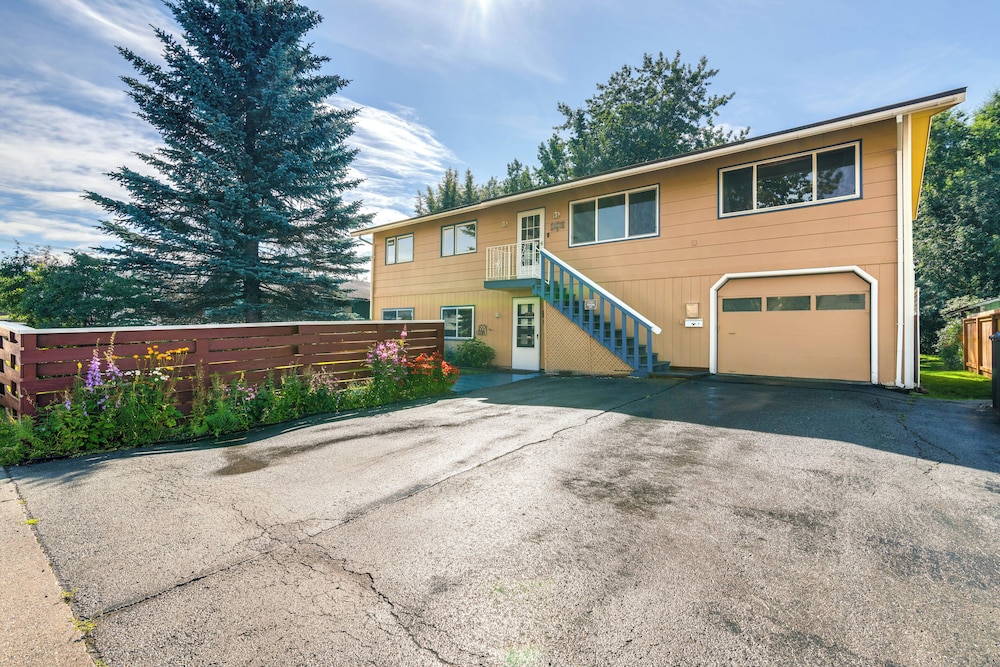 Cozy Apartment < 4 Miles to Downtown Anchorage! view 2