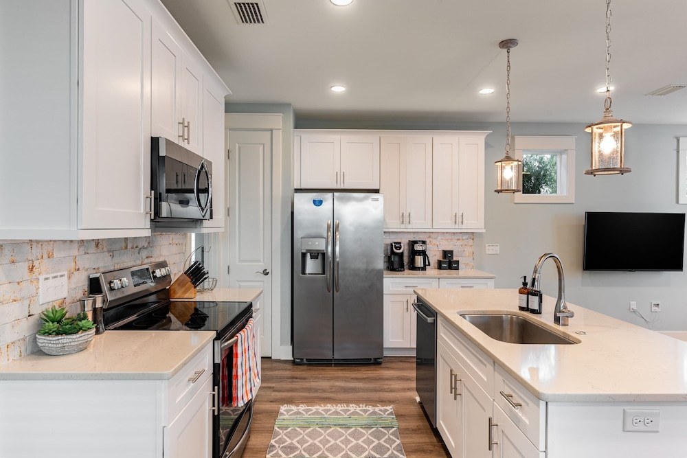 Gulf Coast Gem by Avantstay 3 Blocks to Beach Town Plaza Community Pool