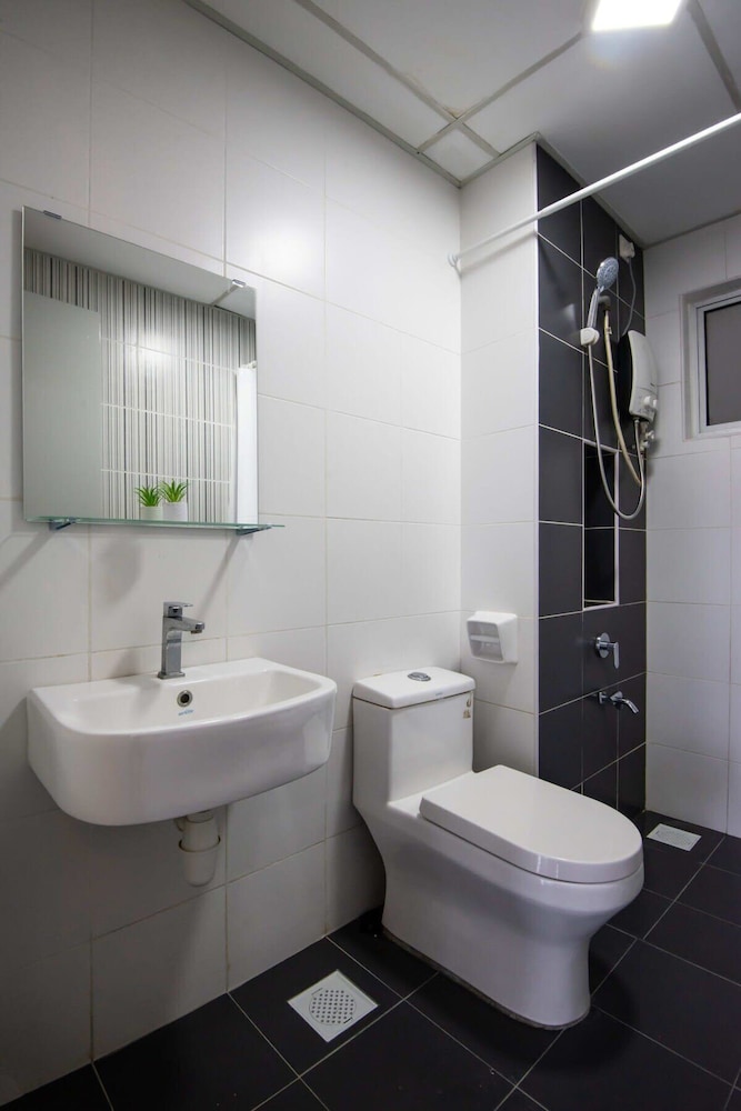 Bright & Modern 3BR Suite, Free Parking