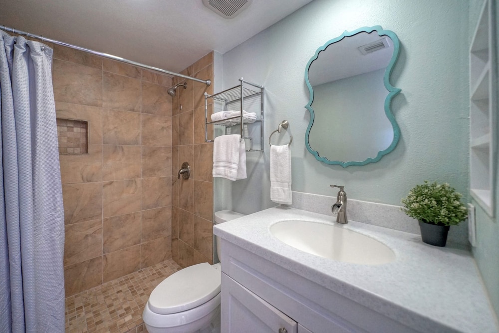 Pour Me a Vacation Mins to Beach Community Pool Tennis Court Private Balcony
