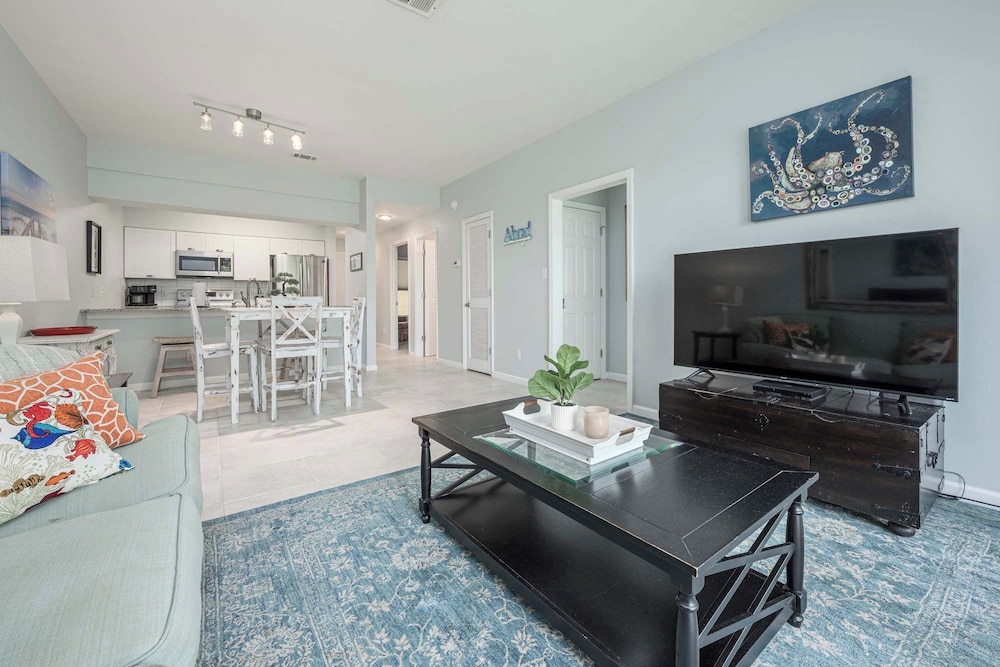Sunshine & Whiskey Condo for 6 With Resort Amenities Near Grand Boulevard