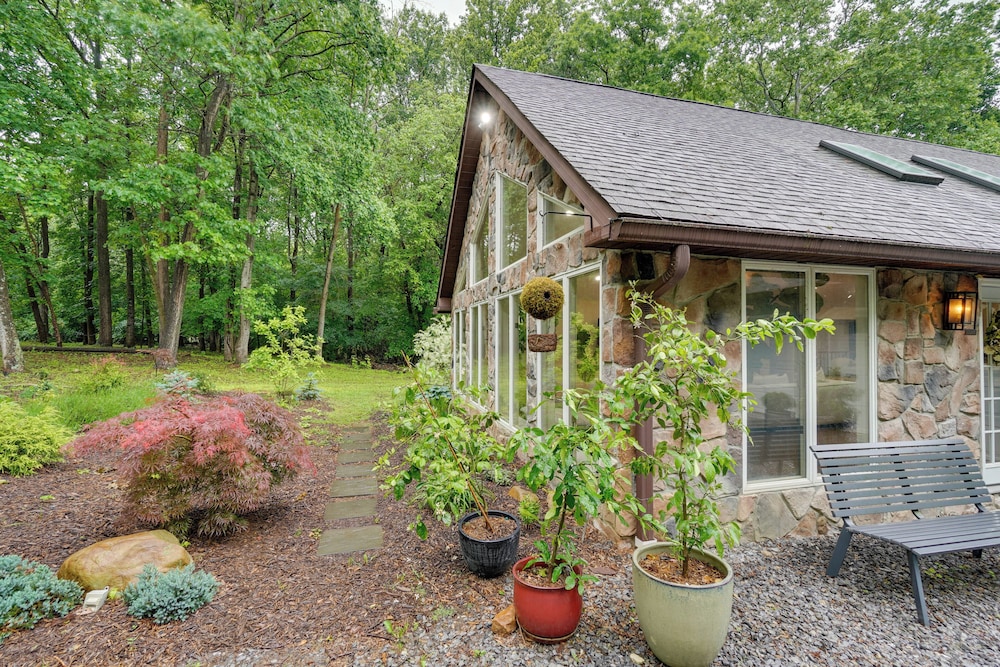 Hot Tub & Theater Room: Getaway in Falling Waters